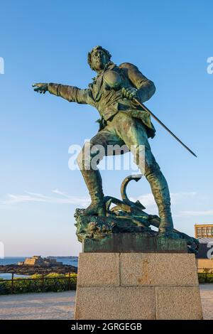 Frankreich, Ille-et-Vilaine, Saint-Malo intra-muros, Bronzestatue des Freibeuters Robert Surcouf im Cavalier-Garten auf den Wällen Stockfoto