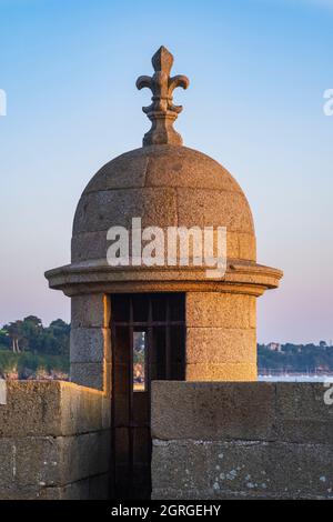 Frankreich, Ille-et-Vilaine, Saint-Malo intra-muros, die Granitwälle, die die Stadt umgeben, Bastion Saint-Philippe Wachturm Stockfoto