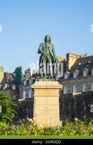 Frankreich, Ille-et-Vilaine, Saint-Malo, die historische Stadt entlang des GR 34-Wanderweges oder Zollweges, Statue von Bertrand François Mahé de La Bourdonnais (1699-1753), geboren in Saint-Malo und Generalgouverneur von Mascareignes Stockfoto