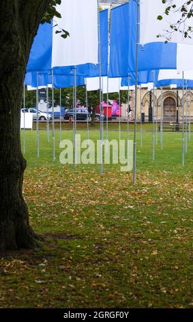 Bristol, Großbritannien. Oktober 2021. In Memoriam, das auf College Green mit gefallenen Blättern abgebildet ist, ist ein temporäres Denkmal für die Öffentlichkeit, um an diejenigen zu erinnern, die wir durch die Pandemie Covid-19 verloren haben, und um uns für die Bemühungen von NHS und Pflegekräften zu bedanken. Die Flaggen sind aus Krankenhausbettlaken gefertigt, die im Freien flattern. Erstellt vom multidisziplinären Künstler Luke Jerram, Credit: JMF News/Alamy Live News Stockfoto