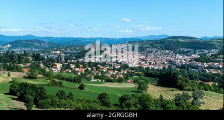 Panoramablick auf Le Puy en Velay, Abfahrt der Straße Saint Jacques de Compostelle (via podiensis), Haute Loire, Auvergne, Frankreich Stockfoto