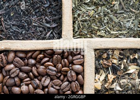 3 Arten von Tee und Kaffee portioniert. Schwarzer, grüner und weißer Tee Stockfoto