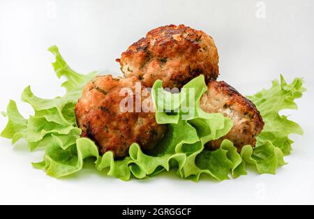 Fleischbällchen auf einem Salatblatt, isoliert Stockfoto