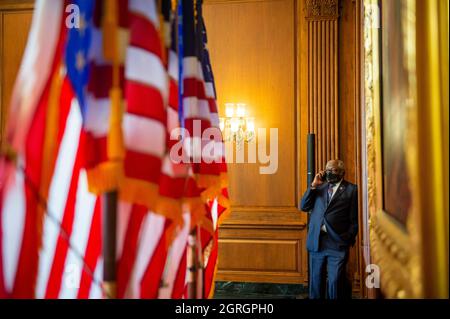 Die Mehrheit des Repräsentantenhauses der Vereinigten Staaten, James Clyburn (Demokrat von South Carolina), telefoniert mit der Seite, bevor die Sprecherin des Repräsentantenhauses der Vereinigten Staaten, Nancy Pelosi (Demokratin von Kalifornien), im US-Kapitol in Washington eine Resolution des Repräsentantenhauses unterzeichnet, die die Regierung weiterhin finanzieren soll, DC, Donnerstag, 30. September 2021. Kredit: Rod Lampey / CNP/Sipa USA Stockfoto