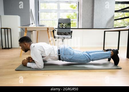 African American Doing Office Übung Training Stockfoto