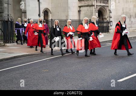 LONDON - 1. OKTOBER: Der jährliche Judges Service fand heute, 1. Oktober 2021, in der Westminster Abbey in London statt. Richter, Q.CÕs und hochrangige juristische Personen gehen in einer Prozession von der Westminster Abbey zu den Houses of Parliament, zu einem Empfang, der vom Lord Chancellor veranstaltet wird. Der Brauch geht auf das Mittelalter zurück, als die Richter zu Beginn des Rechtsjahres um Führung beteten. Foto von David Levenson/Alamy Live News Stockfoto