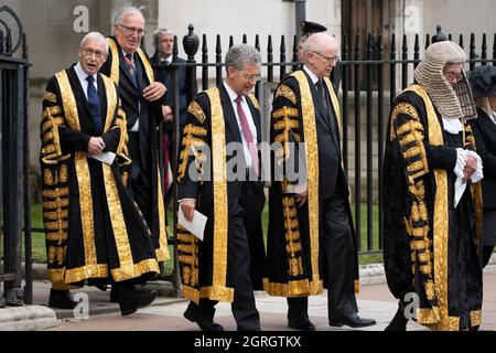 LONDON - 1. OKTOBER: Der jährliche Judges Service fand heute, 1. Oktober 2021, in der Westminster Abbey in London statt. Mitglieder des Obersten Gerichtshofs in ihren goldenen und schwarzen Gewändern, Richter, Q.CÕs und hochrangige juristische Personen gehen in einer Prozession von der Westminster Abbey zum Houses of Parliament, zu einem Empfang, der vom Lord Chancellor veranstaltet wird. Der Brauch geht auf das Mittelalter zurück, als die Richter zu Beginn des Rechtsjahres um Führung beteten. Foto von David Levenson/Alamy Live News Stockfoto