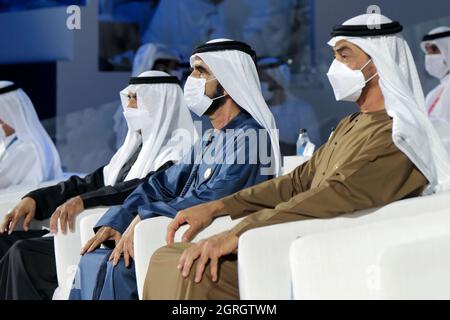 Dubai. Oktober 2021. Scheich Mohammed bin Rashid al Maktoum (2. R), Vizepräsident und Premierminister der Vereinigten Arabischen Emirate (VAE) und Herrscher von Dubai, Und Abu Dhabi-Kronprinz Scheich Mohammed bin Zayed Al Nahyan (1. R) nehmen an der Eröffnungszeremonie der Expo 2020 Dubai in Dubai, den Vereinigten Arabischen Emiraten, am 30. September 2021 Teil. Aufgrund der COVID-19-Pandemie wird die Expo 2020 Dubai vom 1. Oktober 2021 bis zum 31. März 2022 verschoben. Quelle: Xinhua/Alamy Live News Stockfoto