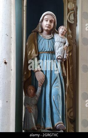 St. Anne, Statue auf dem Altar der Heiligen drei Könige in der Kirche unserer Lieben Frau vom Schnee in Volavje, Kroatien Stockfoto