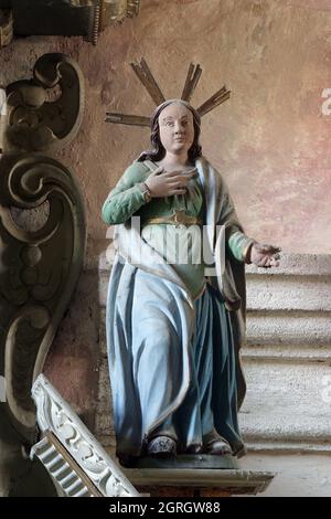 Statue eines heiligen auf dem Altar der Heiligen drei Könige in der Kirche unserer Lieben Frau vom Schnee in Volavje, Kroatien Stockfoto
