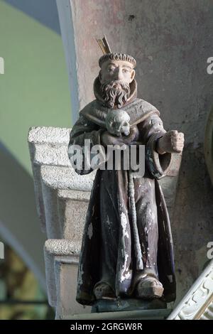 Statue eines heiligen auf dem Altar des heiligen Stephanus in der Kirche unserer Lieben Frau vom Schnee in Volavje, Kroatien Stockfoto