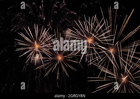 Low-Angle-Ansicht von Feuerwerk explodiert gegen den Himmel in der Nacht, Toledo, Spanien Stockfoto