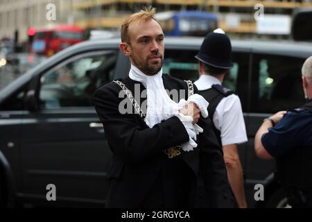 London, England, Großbritannien. Oktober 2021. Richter kommen in Westminster Abbey an, um an dem Gottesdienst zur Eröffnung des juristischen Jahres in Großbritannien teilzunehmen. (Bild: © Tayfun Salci/ZUMA Press Wire) Stockfoto