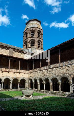 Lavaudieu. Saint Andre Abbaye, Blick auf den romanischen Kreuzgang, den Glockenturm und die Galerien, Departement Haute Loire, Auvergne Rhone Alpes, Frankreich Stockfoto