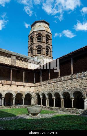 Lavaudieu. Saint Andre Abbaye, Blick auf den romanischen Kreuzgang, den Glockenturm und die Galerien, Departement Haute Loire, Auvergne Rhone Alpes, Frankreich Stockfoto