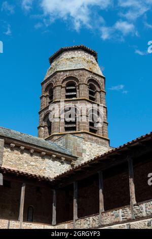 Lavaudieu. Saint Andre Abbaye, Blick auf den romanischen Kreuzgang, den Glockenturm und die Galerien, Departement Haute Loire, Auvergne Rhone Alpes, Frankreich Stockfoto