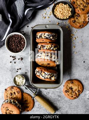 Hohe Winkel der Dose Chocolate Chip Cookie Ice Cream Sandwiches. Stockfoto