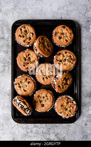 Über dem Tablett mit Schokoladenkekse-Eiscreme-Sandwiches. Stockfoto