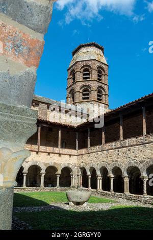 Lavaudieu. Saint Andre Abbaye, Blick auf den romanischen Kreuzgang, den Glockenturm und die Galerien, Departement Haute Loire, Auvergne Rhone Alpes, Frankreich Stockfoto