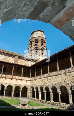 Lavaudieu. Saint Andre Abbaye, Blick auf den romanischen Kreuzgang, den Glockenturm und die Galerien, Departement Haute Loire, Auvergne Rhone Alpes, Frankreich Stockfoto