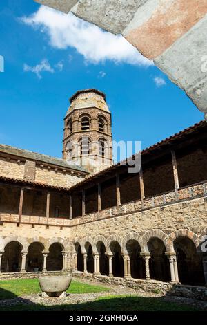 Lavaudieu. Saint Andre Abbaye, Blick auf den romanischen Kreuzgang, den Glockenturm und die Galerien, Departement Haute Loire, Auvergne Rhone Alpes, Frankreich Stockfoto