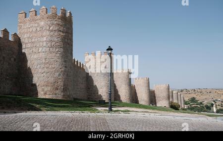 Ein Blick auf die steinerne Befestigungsmauer, die die alte rumänische Stadt Avila in Spanien umgibt Stockfoto