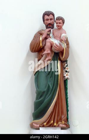 St. Joseph hält ein Kind Jesus, eine Statue in der Pfarrkirche St. Paul in Retkovec, Zagreb, Kroatien Stockfoto