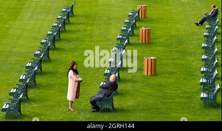 Rennfahrer warten auf den Start des Rennens während des Autumn Racing Weekends auf der Ascot Racecourse, in der Grafschaft Bekshire. Bilddatum: Freitag, 1. Oktober 2021. Stockfoto