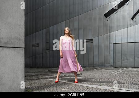 Stolze reife Frauen mit einem Maul in der Hand Stockfoto
