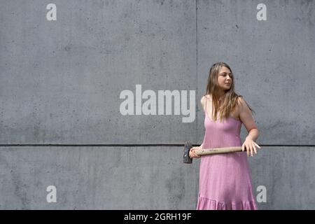 Reife Frauen mit einem Maul in ihren Händen Stockfoto