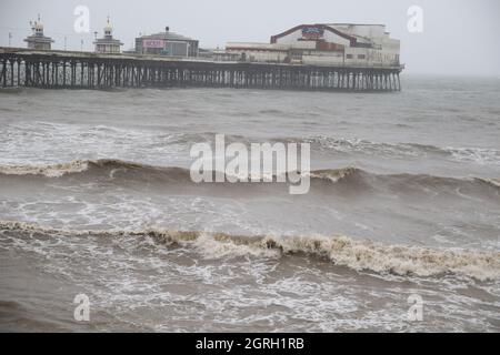 3. Mai 2021 BL;ackpool, Lancashire, England. Vlackpool North Pier, der am traditionellen Feiertag der Bank im Mai von sintflutartigen Regenfällen und starken Winden überflucht wurde. Feiertage, die Zeiten des Genusses sein sollten, werden häufig durch schlechtes Wetter ruiniert.Bilder von Phil Taylor ARPS. Tel. 07947390596 E-Mail philtaylorphoto@gmail.com für Alamy.com Stockfoto