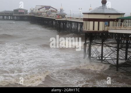 3. Mai 2021 BL;ackpool, Lancashire, England. Vlackpool North Pier, der am traditionellen Feiertag der Bank im Mai von sintflutartigen Regenfällen und starken Winden überflucht wurde. Feiertage, die Zeiten des Genusses sein sollten, werden häufig durch schlechtes Wetter ruiniert.Bilder von Phil Taylor ARPS. Tel. 07947390596 E-Mail philtaylorphoto@gmail.com für Alamy.com Stockfoto