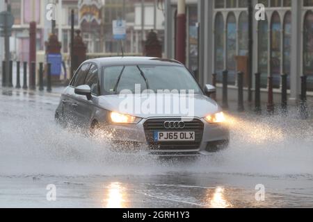 3. Mai 2021 Bl;ackpool, Lancashire, England. Autofahrt durch Überschwemmung in der Nähe des Metropole Hotels an der Strandpromenade, die am traditionellen Mai-Feiertag von sintflutartigen Regenfällen und starken Winden überschwemmen wird. Feiertage, die Zeiten des Genusses sein sollten, werden häufig durch schlechtes Wetter ruiniert.Bilder von Phil Taylor ARPS. Tel. 07947390596 E-Mail philtaylorphoto@gmail.com für Alamy.com Stockfoto