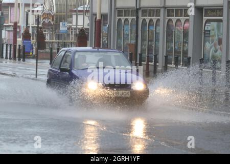 3. Mai 2021 Bl;ackpool, Lancashire, England. Autofahrt durch Überschwemmung in der Nähe des Metropole Hotels an der Strandpromenade, die am traditionellen Mai-Feiertag von sintflutartigen Regenfällen und starken Winden überschwemmen wird. Feiertage, die Zeiten des Genusses sein sollten, werden häufig durch schlechtes Wetter ruiniert.Bilder von Phil Taylor ARPS. Tel. 07947390596 E-Mail philtaylorphoto@gmail.com für Alamy.com Stockfoto