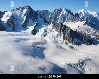 LUFTAUFNAHME. Von links nach rechts: Aiguille du Chardonnet (3824 m), Aiguille Verte (4122 m), Mont Blanc (4807 m). Chamonix, Haute-Savoie, Frankreich. Stockfoto