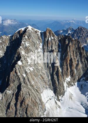 LUFTAUFNAHME aus dem Süden. Aiguille Verte (4122 m), Chamonix, Mont-Blanc-Massiv, Haute-Savoie, Frankreich. Stockfoto