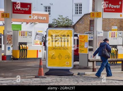 London, Großbritannien. Oktober 2021. Schild „Sorry, Fuel is temporarily unavailable“ an einer Shell-Station auf der Holloway Road, der nach der Wiedereröffnung nur einen Tag lang kein Benzin mehr zur Verfügung stand. An vielen Tankstellen ist aufgrund des Mangels an Lkw-Fahrern im Zusammenhang mit dem Brexit und des panischen Kaufs Benzin ausgelaufen. Kredit: Vuk Valcic / Alamy Live Nachrichten Stockfoto