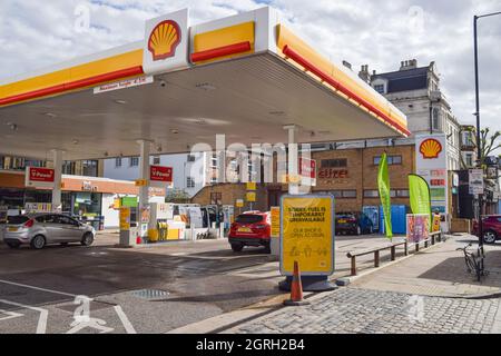 London, Großbritannien. Oktober 2021. Schild „Sorry, Fuel is temporarily unavailable“ an einer Shell-Station auf der Holloway Road, der nach der Wiedereröffnung nur einen Tag lang kein Benzin mehr zur Verfügung stand. An vielen Tankstellen ist aufgrund des Mangels an Lkw-Fahrern im Zusammenhang mit dem Brexit und des panischen Kaufs Benzin ausgelaufen. Kredit: Vuk Valcic / Alamy Live Nachrichten Stockfoto