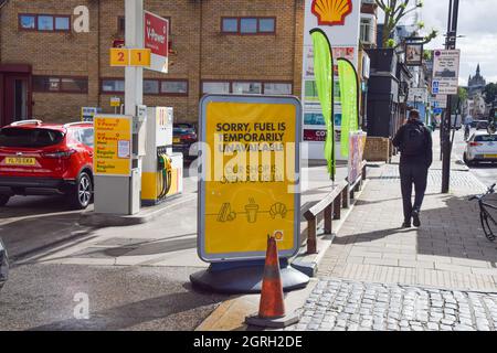 London, Großbritannien. Oktober 2021. Schild „Sorry, Fuel is temporarily unavailable“ an einer Shell-Station auf der Holloway Road, der nach der Wiedereröffnung nur einen Tag lang kein Benzin mehr zur Verfügung stand. An vielen Tankstellen ist aufgrund des Mangels an Lkw-Fahrern im Zusammenhang mit dem Brexit und des panischen Kaufs Benzin ausgelaufen. Kredit: Vuk Valcic / Alamy Live Nachrichten Stockfoto