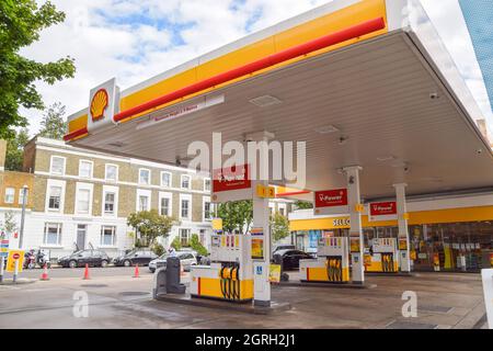 London, Großbritannien. Oktober 2021. Eine geschlossene Shell-Station in Islington. An vielen Tankstellen ist aufgrund des Mangels an Lkw-Fahrern im Zusammenhang mit dem Brexit und des panischen Kaufs Benzin ausgelaufen. Kredit: Vuk Valcic / Alamy Live Nachrichten Stockfoto