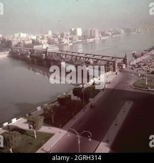 Brücke des 6. Oktober über den Nil in Kairo, Ägypten 1955. 6. Oktober Brücke über den Nil bei Kairo, Ägypten 1955. Stockfoto