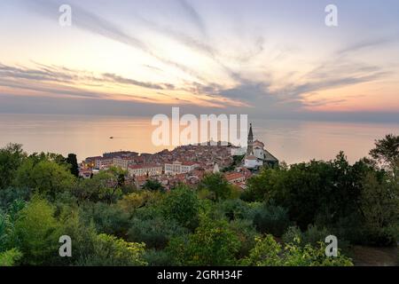 Atemberaubende Aussicht auf den Sonnenuntergang von der stadtmauer von piran Piransko obzidje . Stockfoto