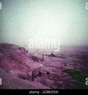 Blick von der Zitadelle auf das Mukattam Steinplateau im Süden von Kairo, Ägypten 1955. Blick von der Zitadelle auf das Mukattam-Hochplateau im Südosten von Kairo, Ägypten 1955. Stockfoto