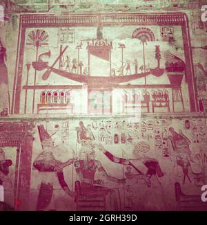 Sonne des Gott Re auf einem Wandrelief im Totentempel des Pharao Sethos I. in Abydos, Ägypten 1955. Sonnenschiff des gottes Ra auf einem Wandrelief am Tempel des pharao Seti I in Abydos, Ägypten 1955. Stockfoto