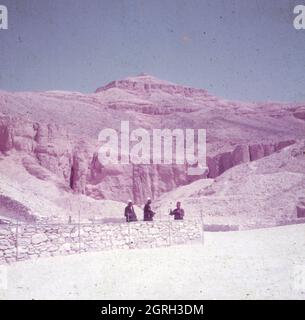 Drei Grabwächter im Tal der Könige in Theben West bei Luxor, Ägypten 1955. Drei Wächter im Tal der Könige bei Theben West in der Nähe von Luxor, Ägypten 1955. Stockfoto