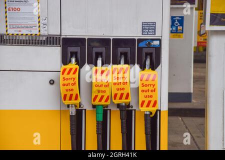 London, Großbritannien. 1. Oktober 2021. Schilder „Sorry, out of use“ decken die Benzinpumpen an einer Shell-Station in Islington ab. An vielen Tankstellen ist aufgrund des Mangels an Lkw-Fahrern im Zusammenhang mit dem Brexit und des panischen Kaufs Benzin ausgelaufen. Stockfoto