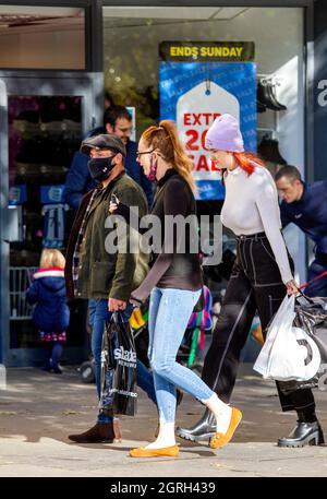 Dundee, Tayside, Schottland, Großbritannien. Oktober 2021. UK Wetter: Warme Herbstsonne mit einer frischen, kühlen Brise durch Nordostschottland, Temperaturen bis zu 14 Grad Das warme, sonnige Herbstwetter hat die Anwohner dazu gebracht, den ganzen Tag im Oktober im Stadtzentrum von Dundee einkaufen zu gehen. Kredit: Dundee Photographics/Alamy Live Nachrichten Stockfoto
