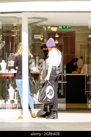 Dundee, Tayside, Schottland, Großbritannien. Oktober 2021. UK Wetter: Warme Herbstsonne mit einer frischen, kühlen Brise durch Nordostschottland, Temperaturen bis zu 14 Grad Das warme, sonnige Herbstwetter hat die Anwohner dazu gebracht, den ganzen Tag im Oktober im Stadtzentrum von Dundee einkaufen zu gehen. Kredit: Dundee Photographics/Alamy Live Nachrichten Stockfoto