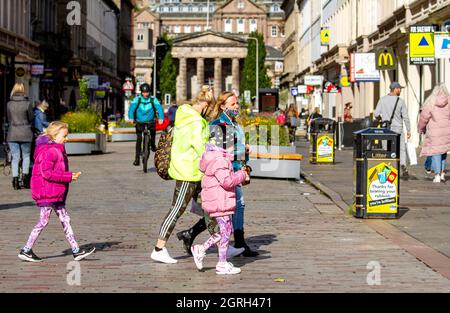 Dundee, Tayside, Schottland, Großbritannien. Oktober 2021. UK Wetter: Warme Herbstsonne mit einer frischen, kühlen Brise durch Nordostschottland, Temperaturen bis zu 14 Grad Das warme, sonnige Herbstwetter hat die Anwohner dazu gebracht, den ganzen Tag im Oktober im Stadtzentrum von Dundee einkaufen zu gehen. Kredit: Dundee Photographics/Alamy Live Nachrichten Stockfoto