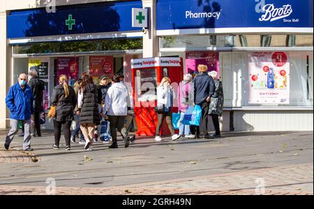 Dundee, Tayside, Schottland, Großbritannien. Oktober 2021. UK Wetter: Warme Herbstsonne mit einer frischen, kühlen Brise durch Nordostschottland, Temperaturen bis zu 14 Grad Das warme, sonnige Herbstwetter hat die Anwohner dazu gebracht, den ganzen Tag im Oktober im Stadtzentrum von Dundee einkaufen zu gehen. Kredit: Dundee Photographics/Alamy Live Nachrichten Stockfoto